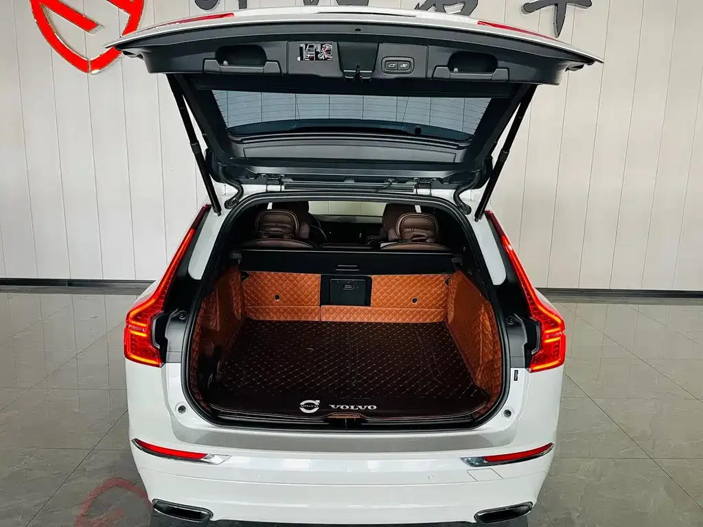 Volvo XC60 — фото 10