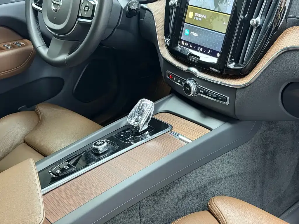 Volvo XC60 — фото 10