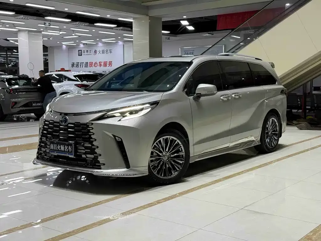 Toyota Sienna — фото 1
