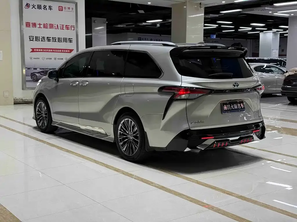 Toyota Sienna — фото 10