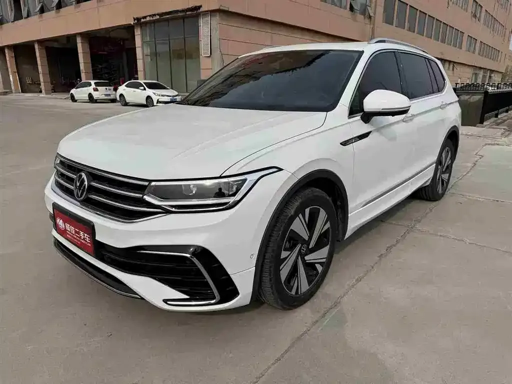 Volkswagen Tiguan L — фото 1