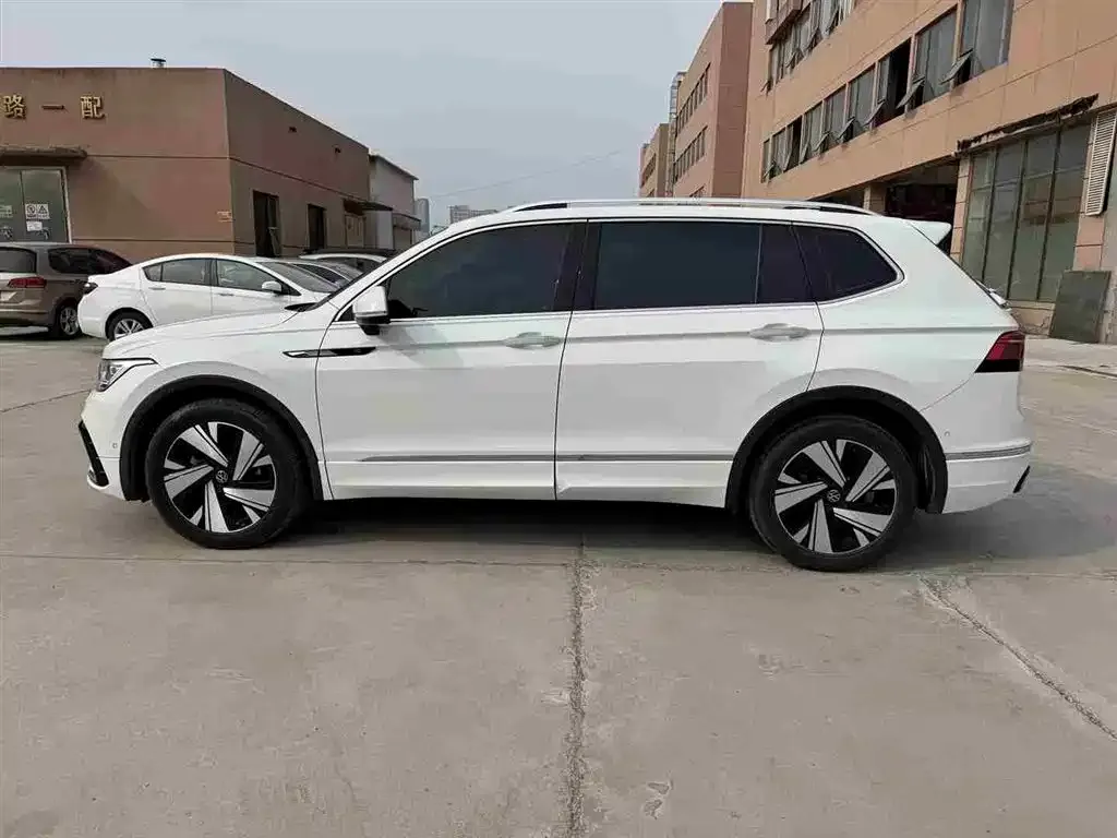Volkswagen Tiguan L — фото 3