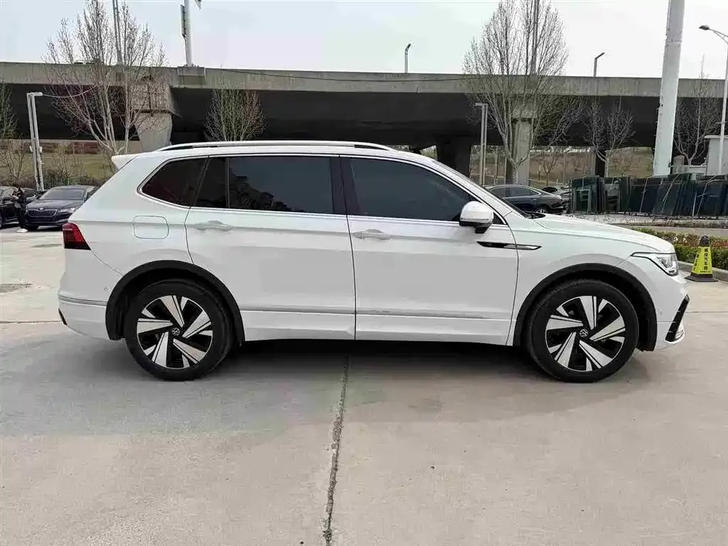 Volkswagen Tiguan L — фото 4
