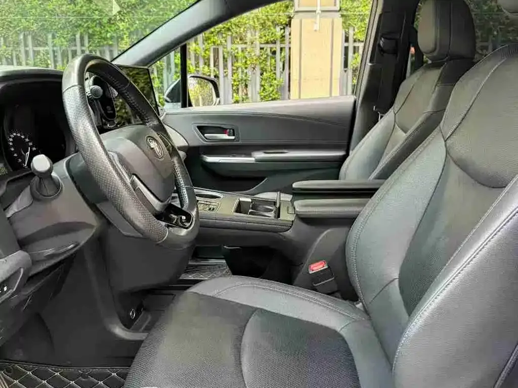 Toyota Sienna 2023 из CN, фото 2