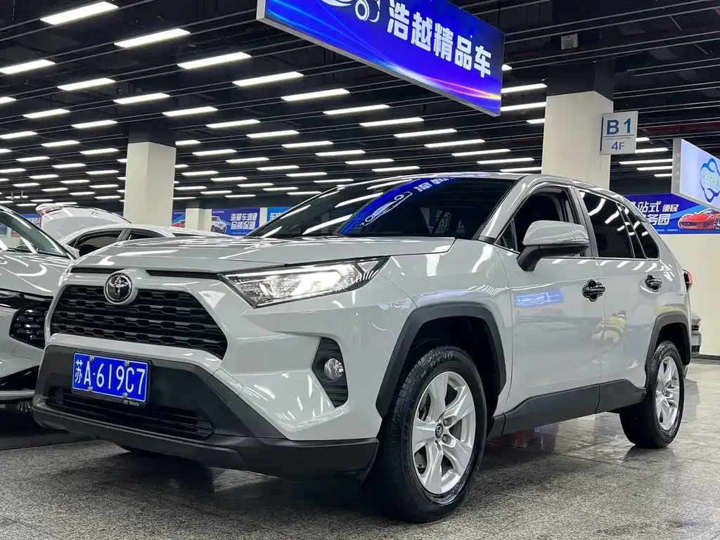 Toyota RAV4 — фото 1