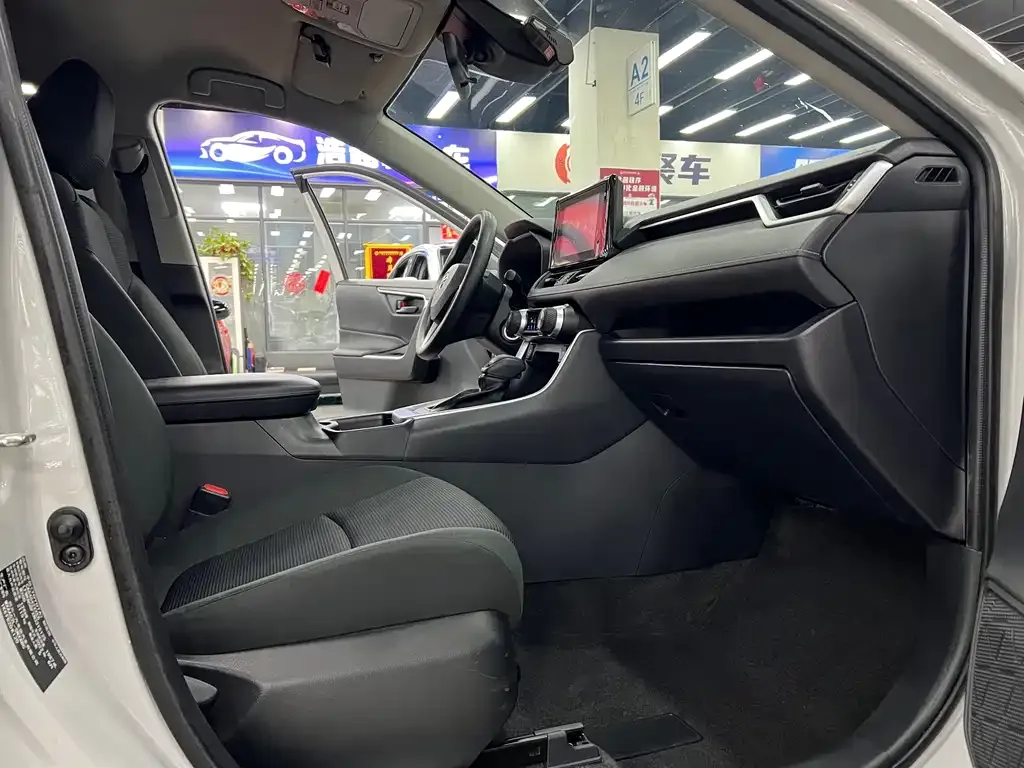 Toyota RAV4 — фото 2