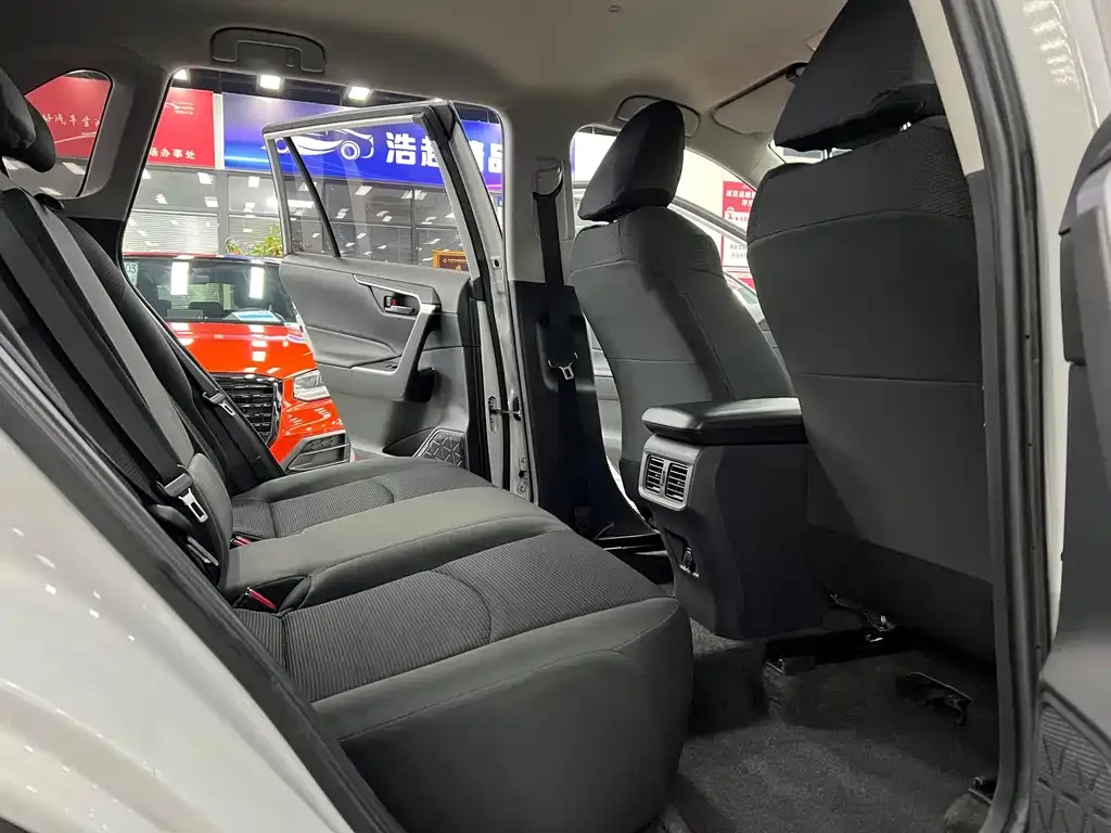 Toyota RAV4 — фото 4