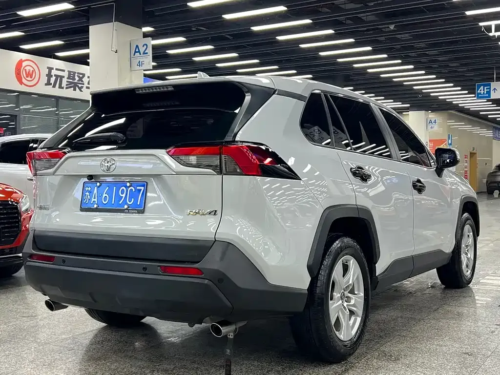 Toyota RAV4 — фото 10