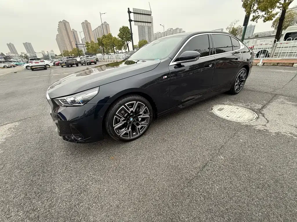 BMW 5 Series — фото 1