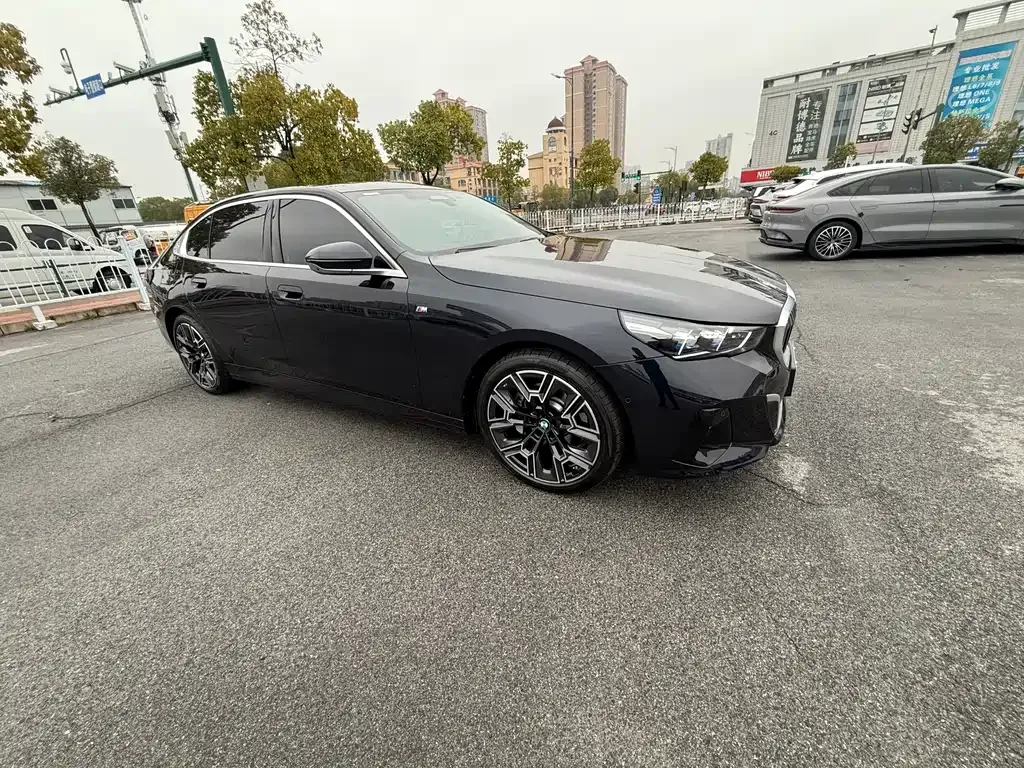 BMW 5 Series — фото 10