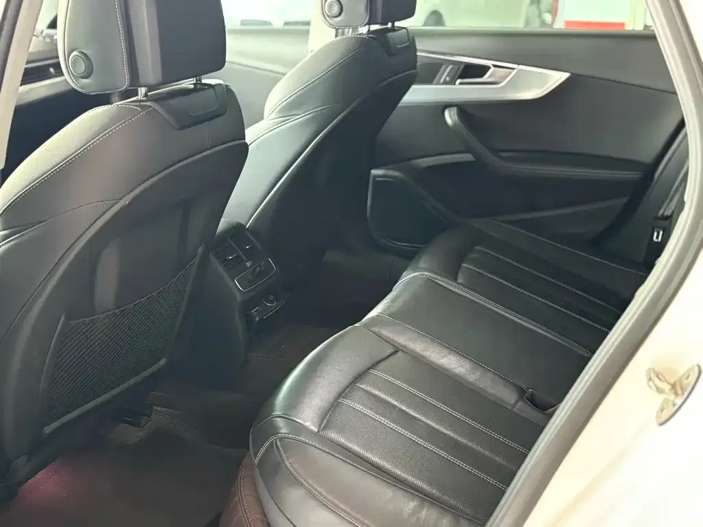 Audi A4L 2022 из CN, фото 8