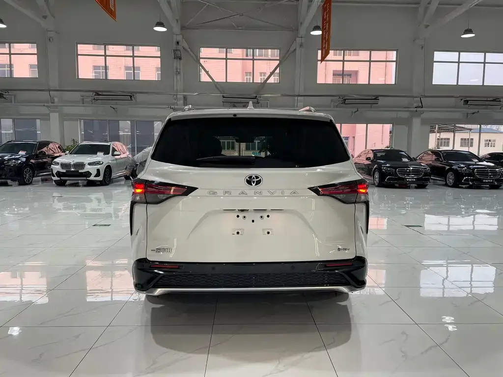 Toyota Granvia 2024 из CN, фото 9
