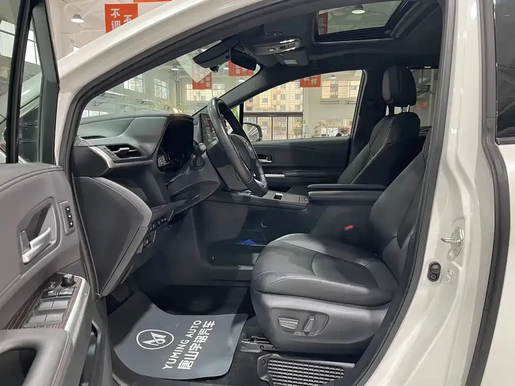 Toyota Granvia 2024 из CN, фото 2