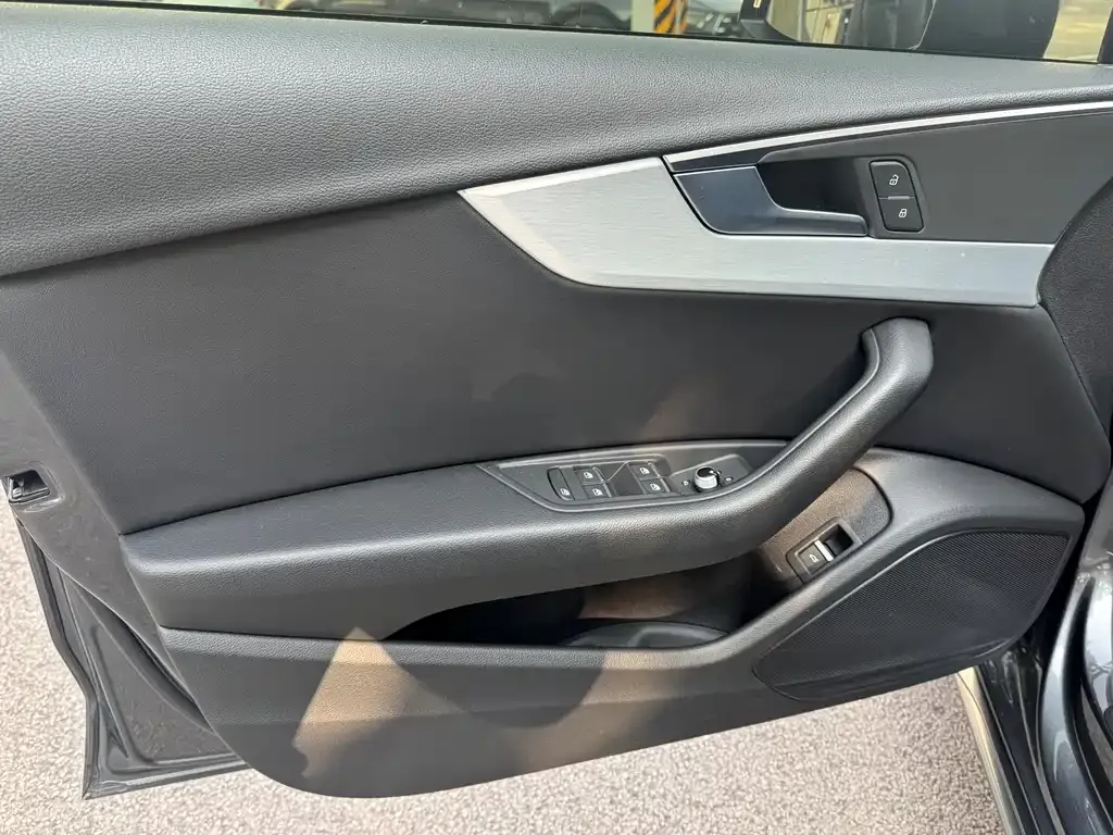 Audi A4L 2021 из CN, фото 9