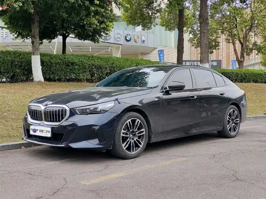 BMW 5 Series — фото 1