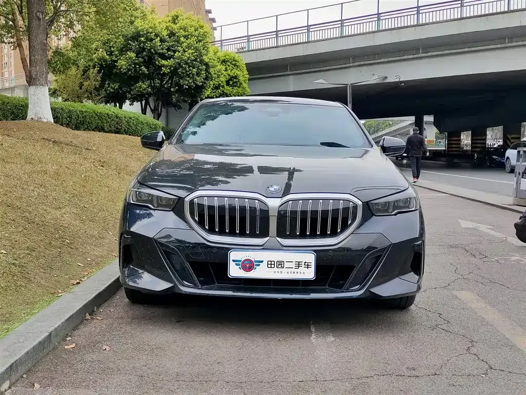 BMW 5 Series — фото 10