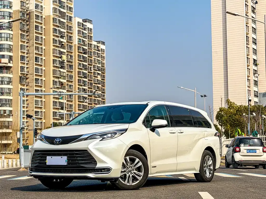 Toyota Sienna 2023 из CN, фото 1