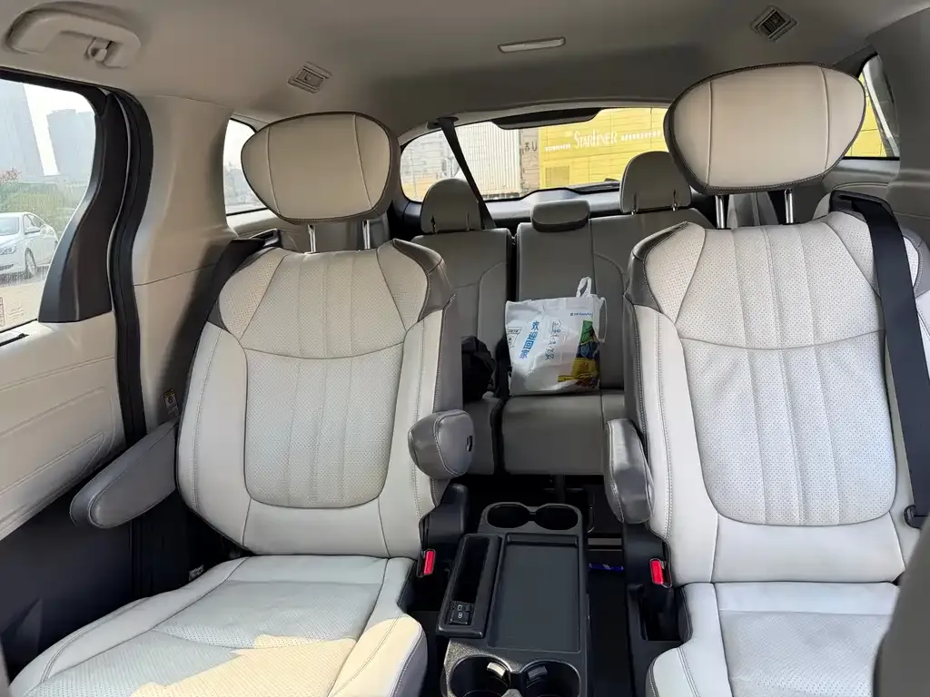 Toyota Sienna 2023 из CN, фото 2