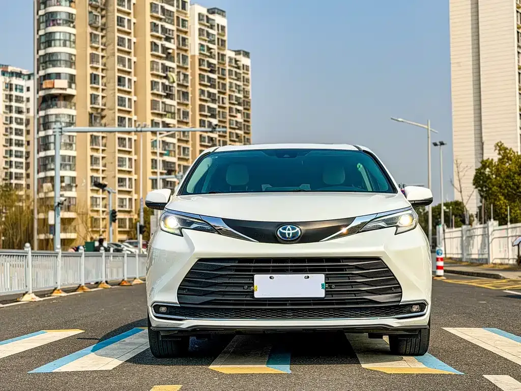 Toyota Sienna 2023 из CN, фото 5