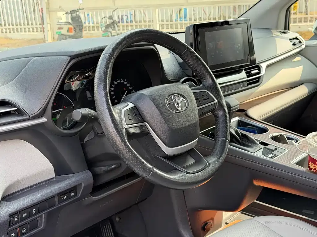 Toyota Sienna 2023 из CN, фото 4
