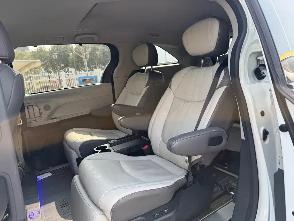 Toyota Sienna 2023 из CN, фото 3