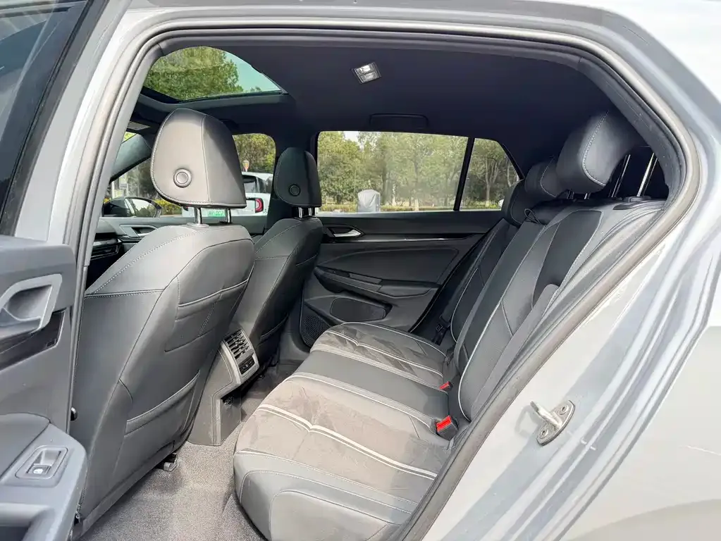 Volkswagen Golf 2024 из CN, фото 10