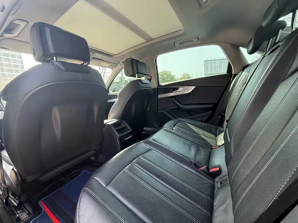 Audi A4L 2021 из CN, фото 6