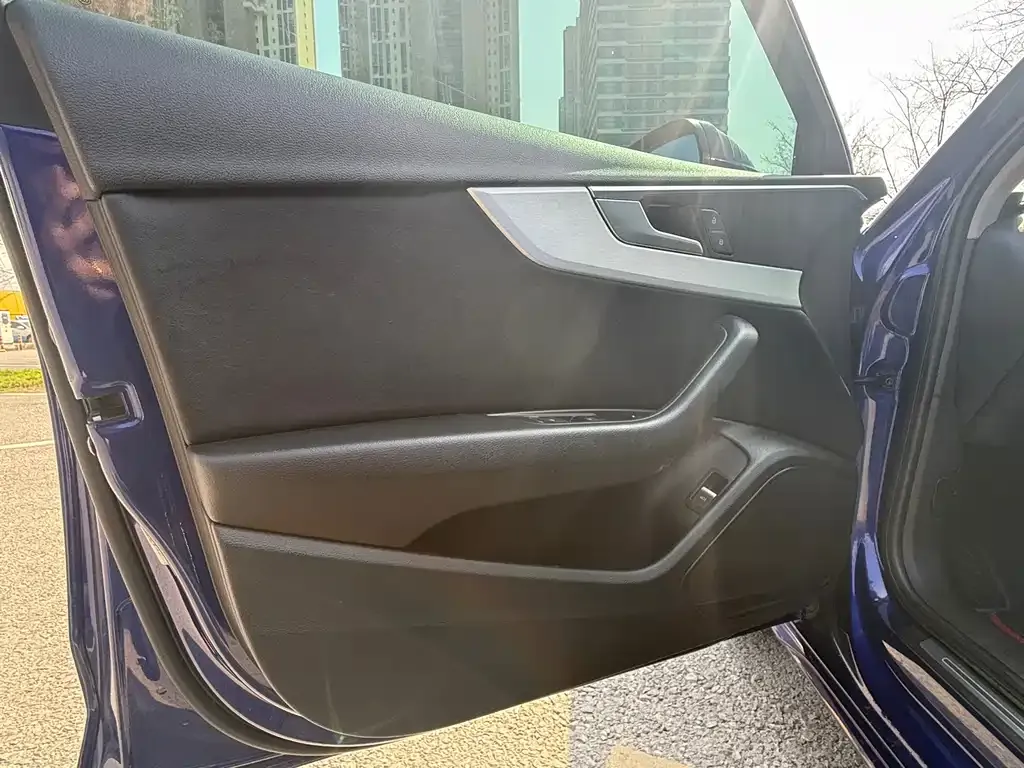 Audi A4L 2021 из CN, фото 2