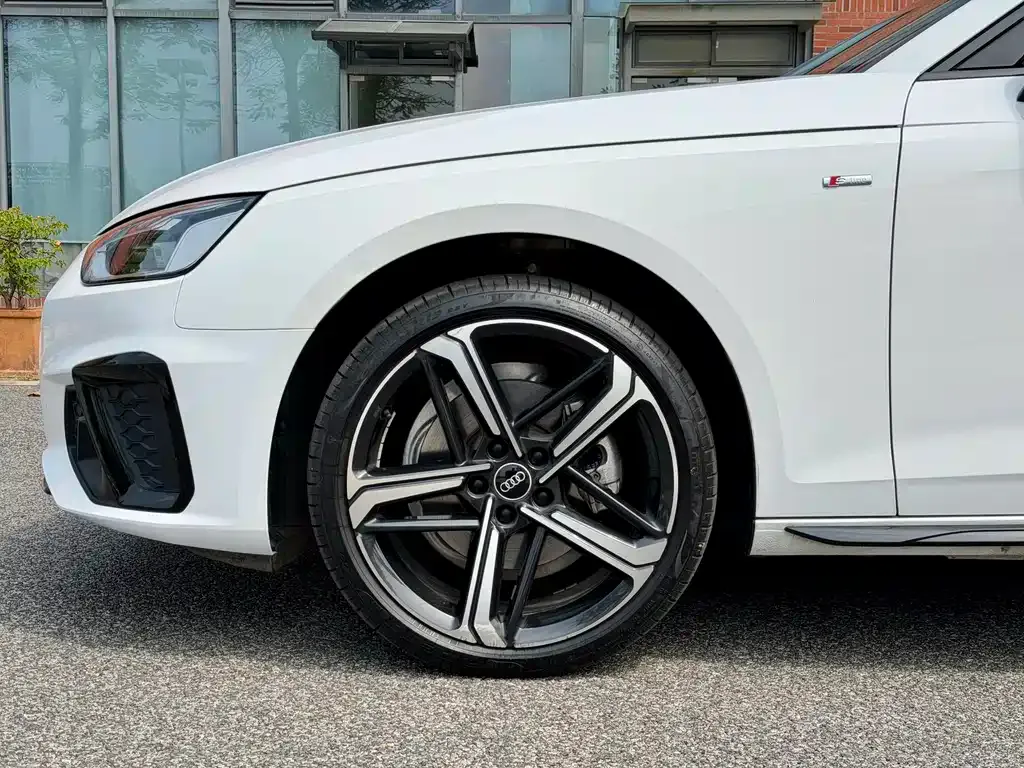 Audi A4L 2024 из CN, фото 4
