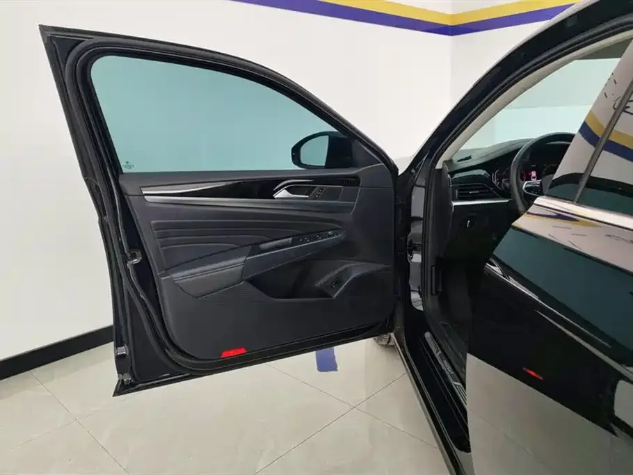 Volkswagen Passat 2023 из CN, фото 3