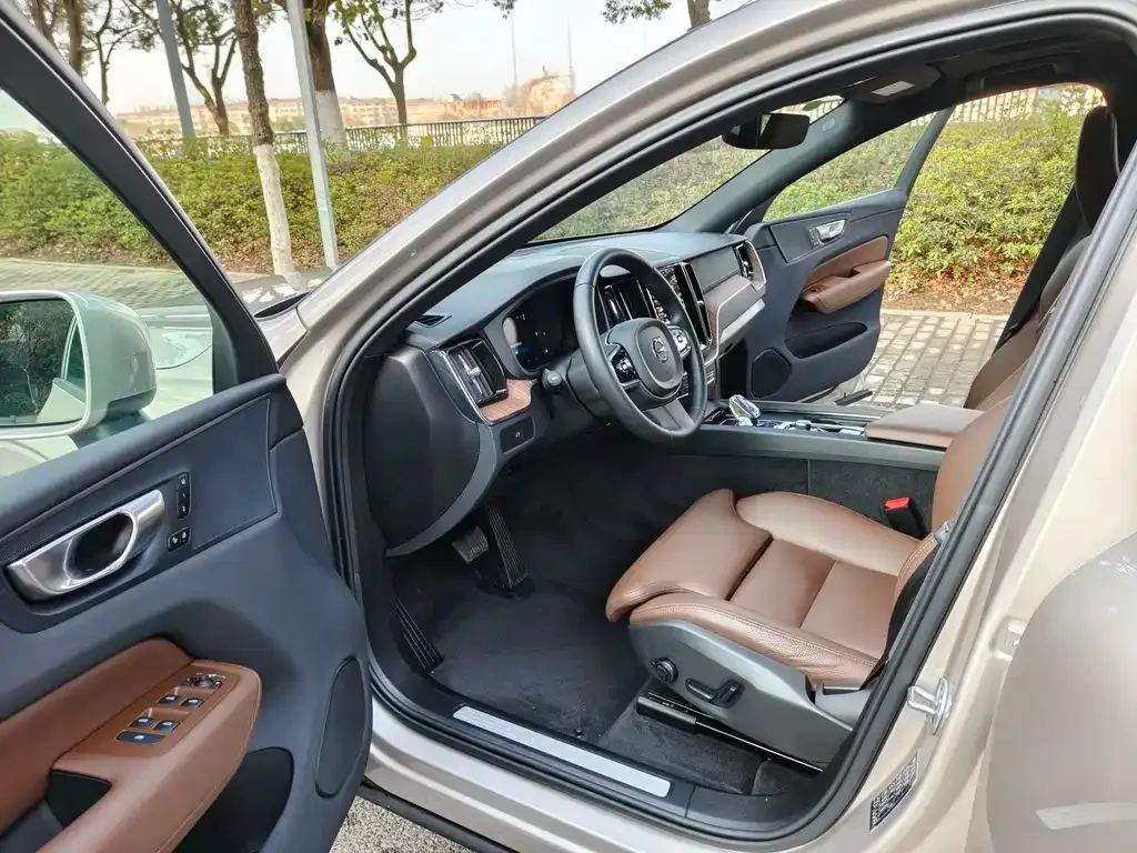Volvo XC60 2025 из CN, фото 4
