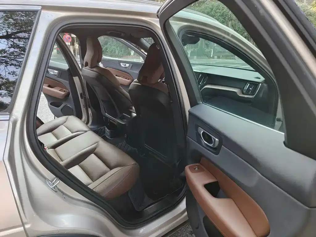 Volvo XC60 2025 из CN, фото 2