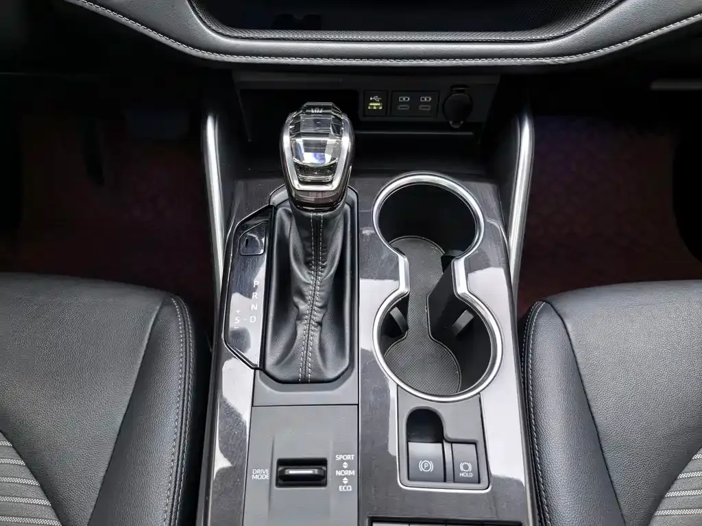 Toyota Crown Kluger 2021 из CN, фото 4