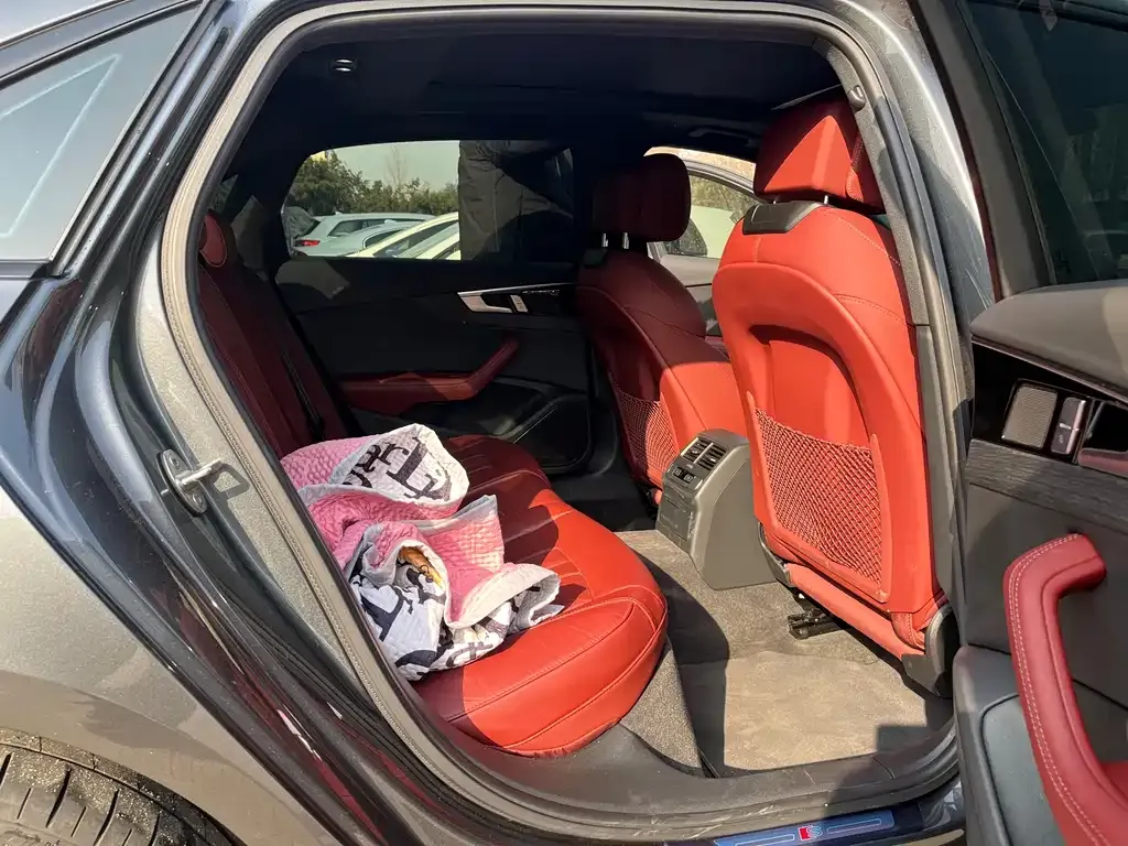 Audi A4L 2024 из CN, фото 8