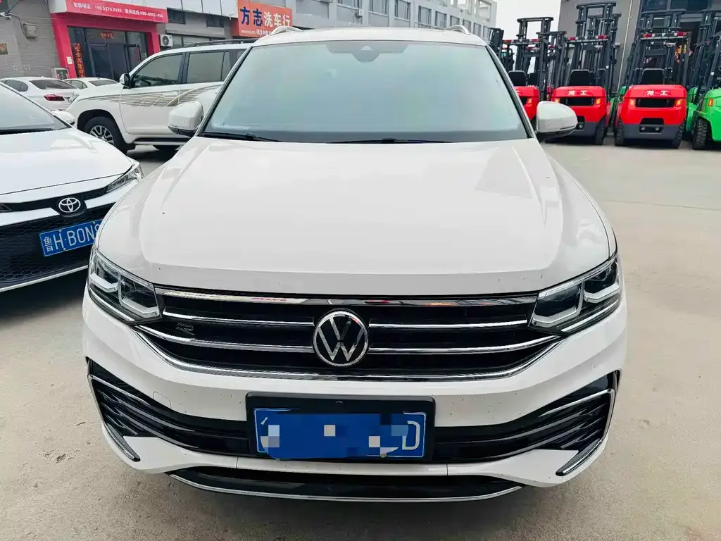 Volkswagen Tiguan L — фото 1