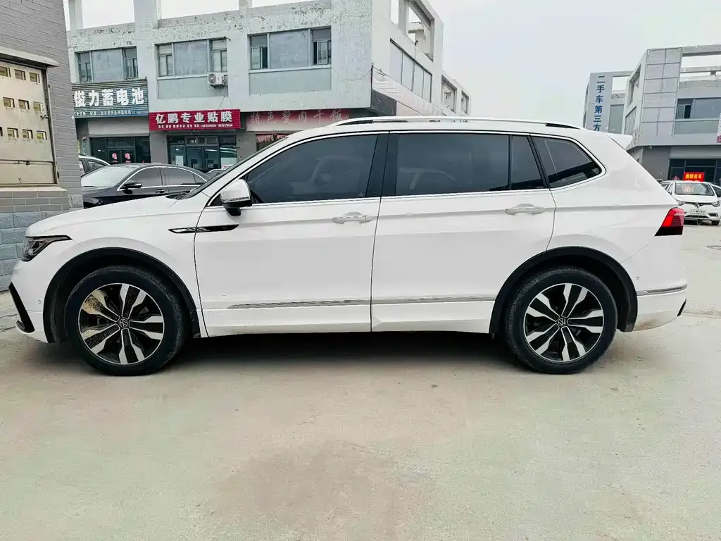 Volkswagen Tiguan L — фото 7