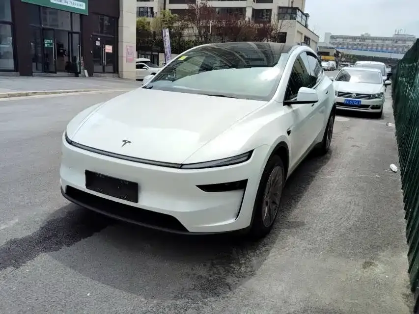 Tesla Model Y L — фото 1