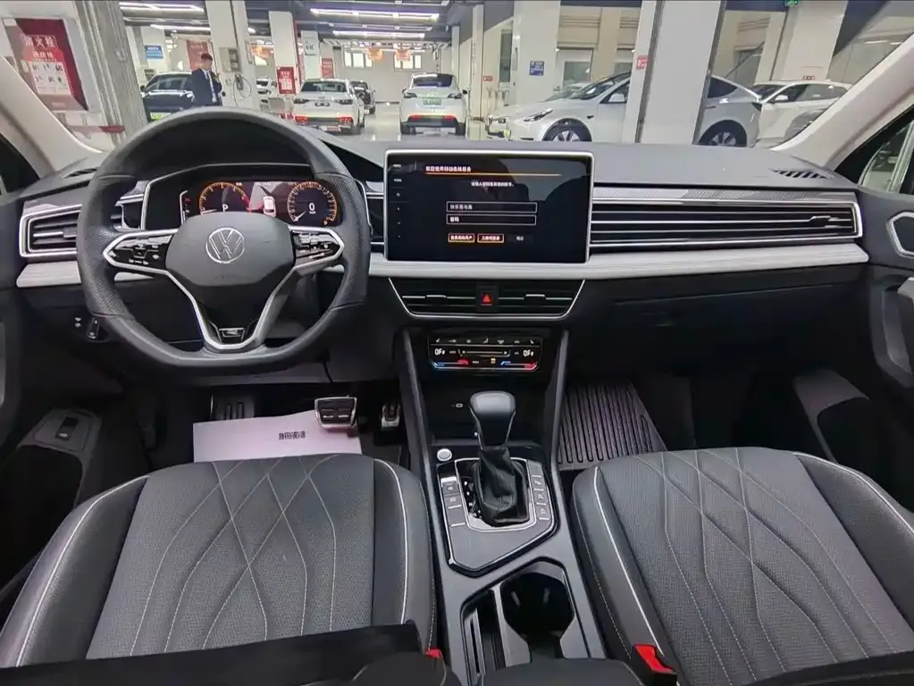 Volkswagen Tiguan L — фото 10