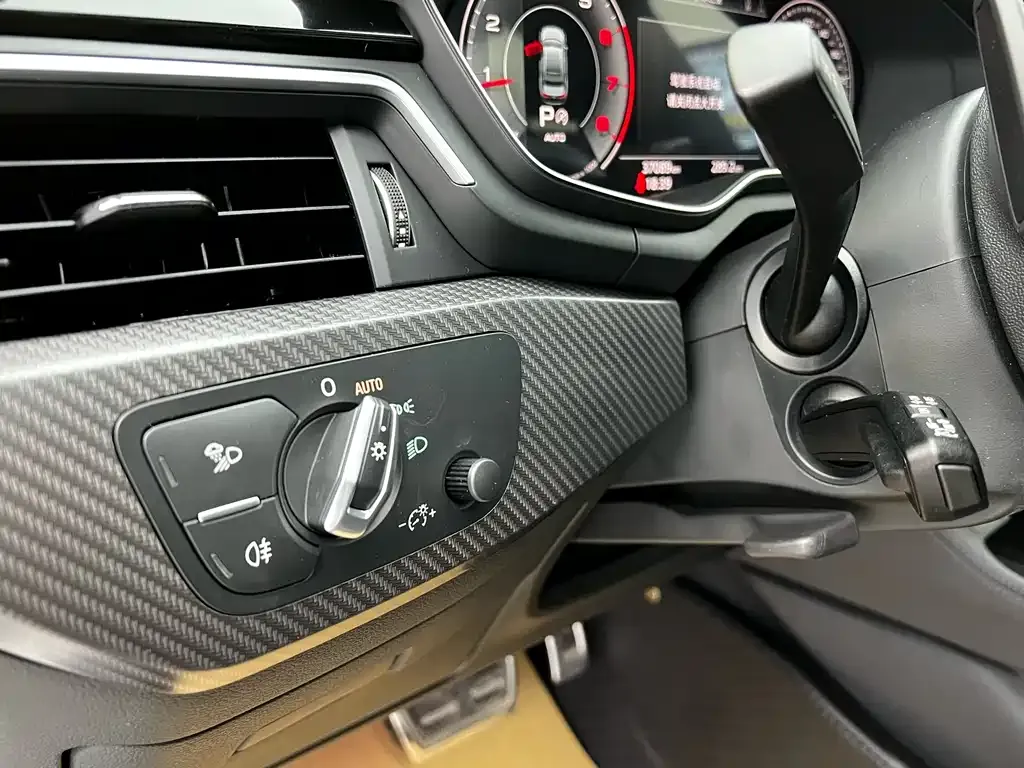 Audi A4L 2024 из CN, фото 6
