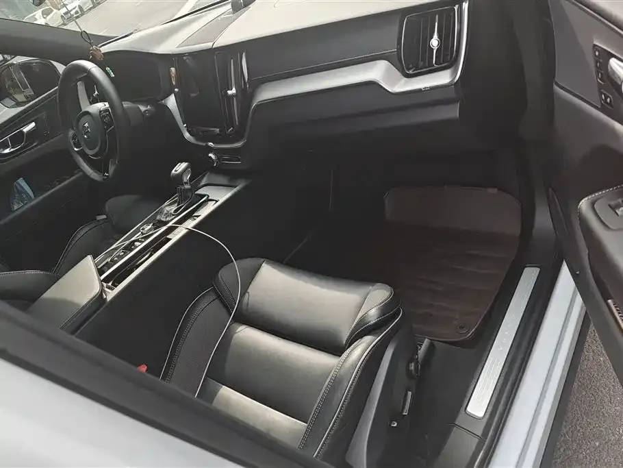 Volvo XC60 2021 из CN, фото 5
