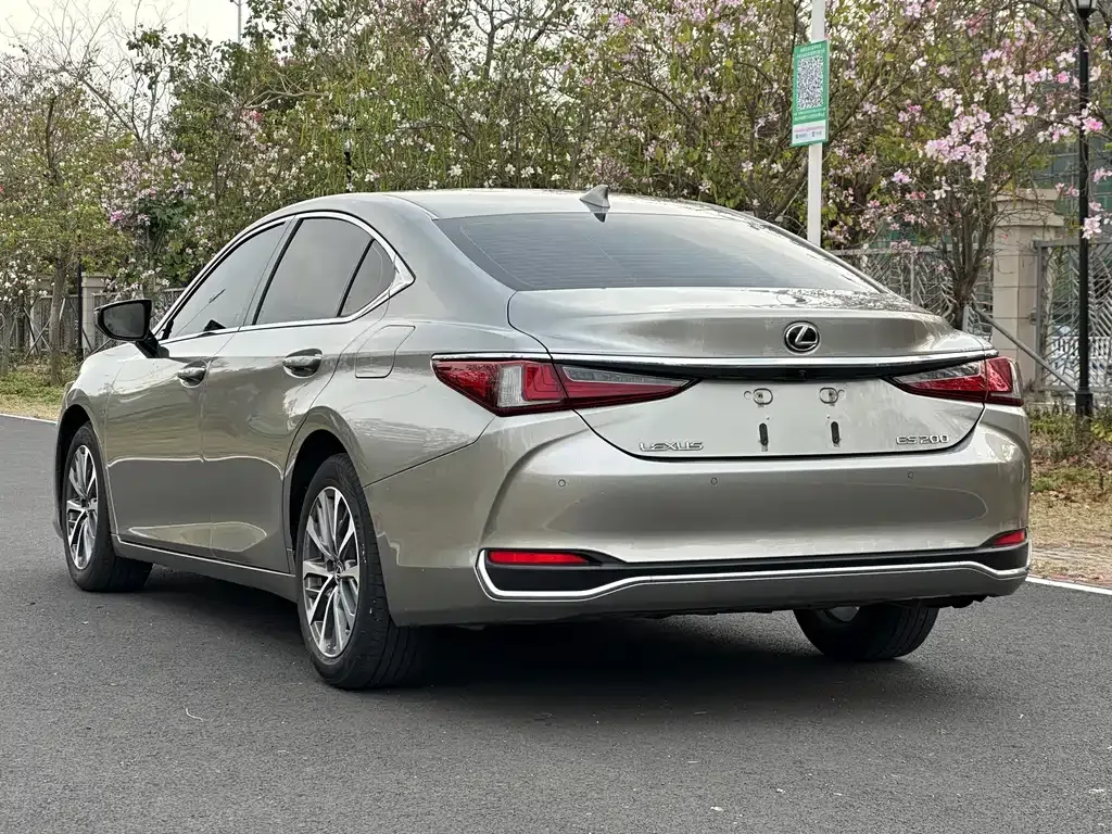 Lexus ES — фото 8