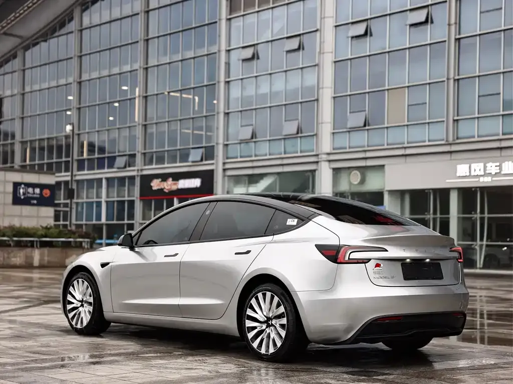 Tesla Model 3 — фото 10