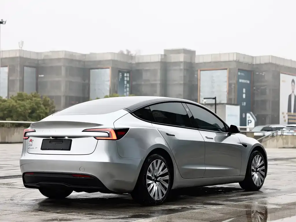 Tesla Model 3 — фото 9