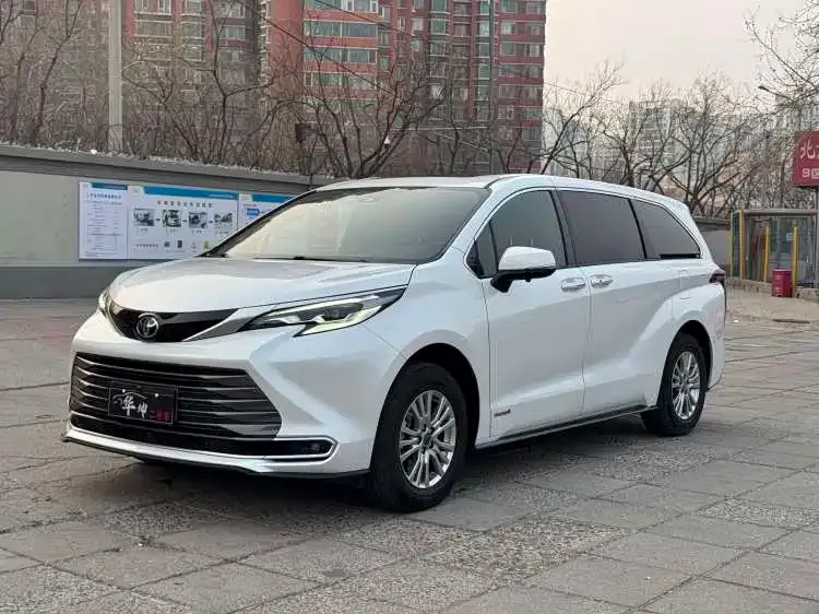 Toyota Sienna — фото 1
