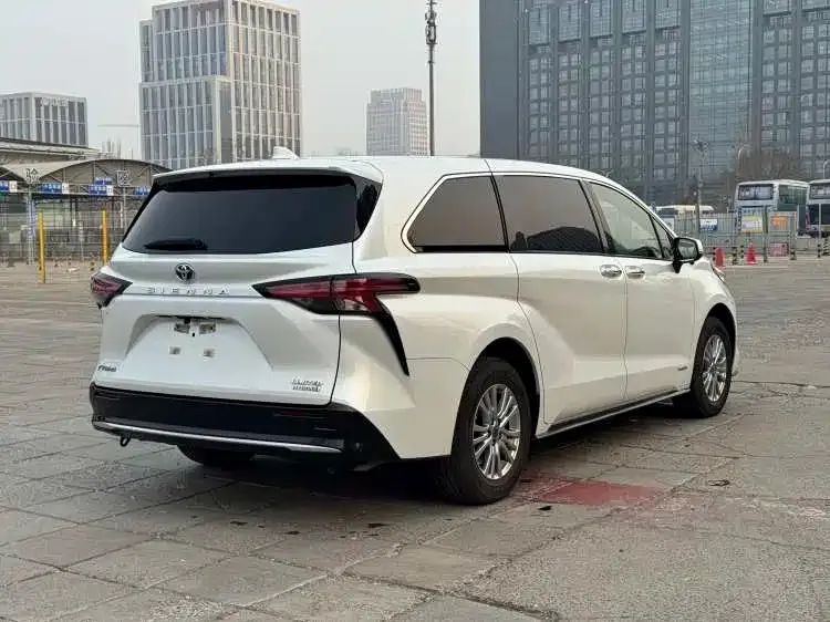 Toyota Sienna — фото 8