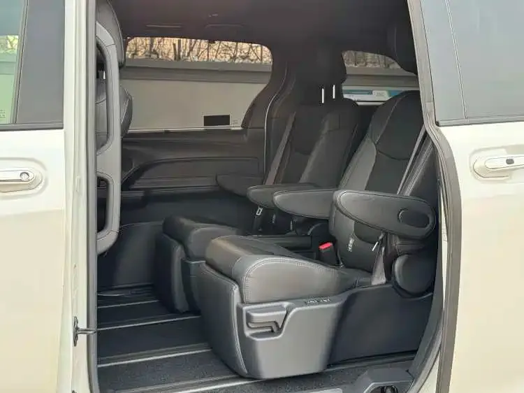 Toyota Sienna — фото 3