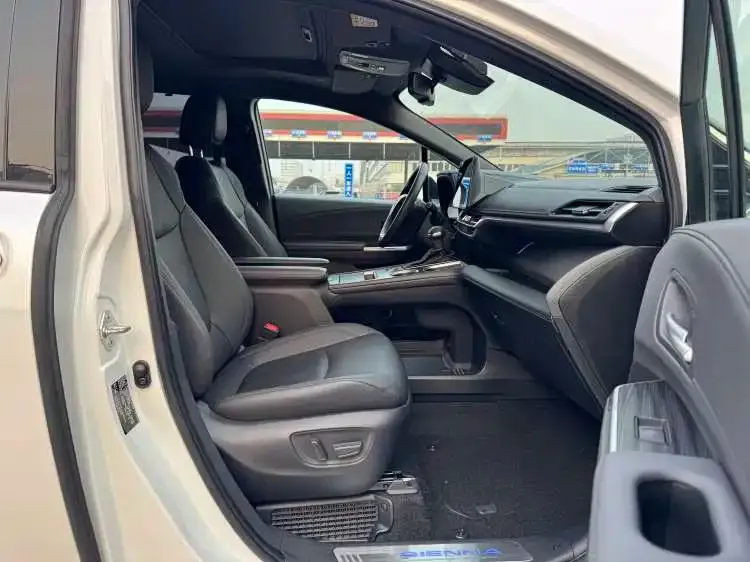 Toyota Sienna — фото 9