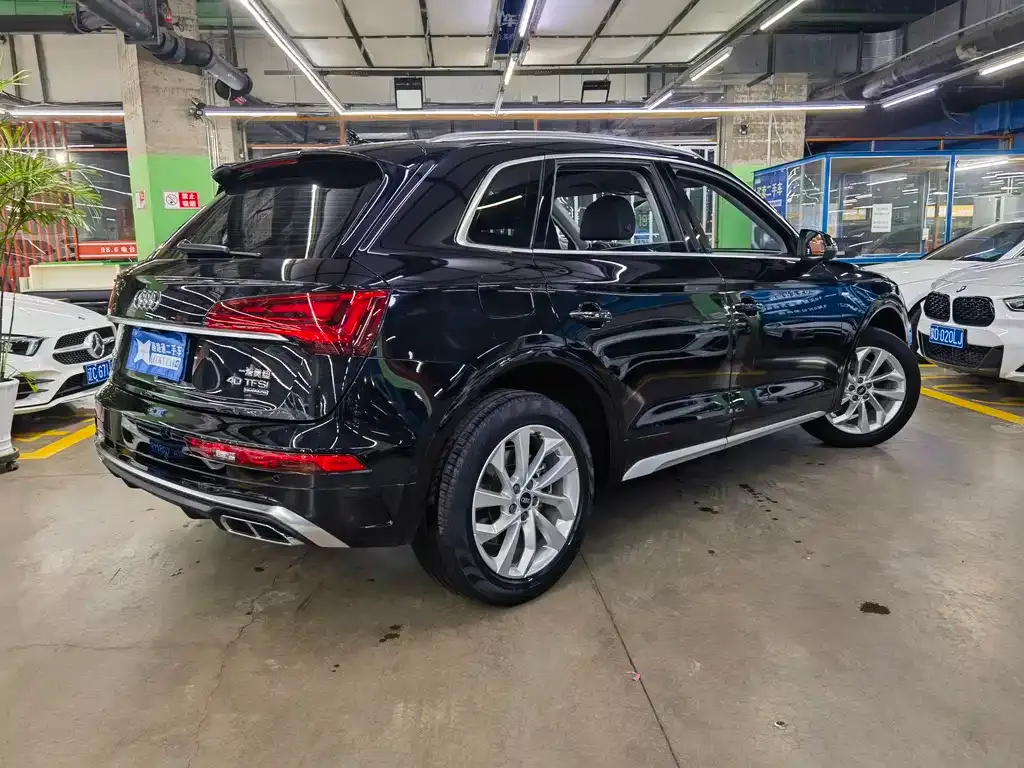 Audi Q5L — фото 10
