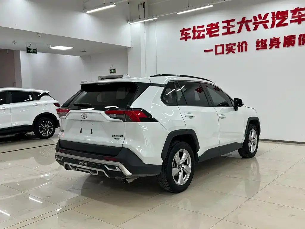 Toyota RAV4 — фото 9