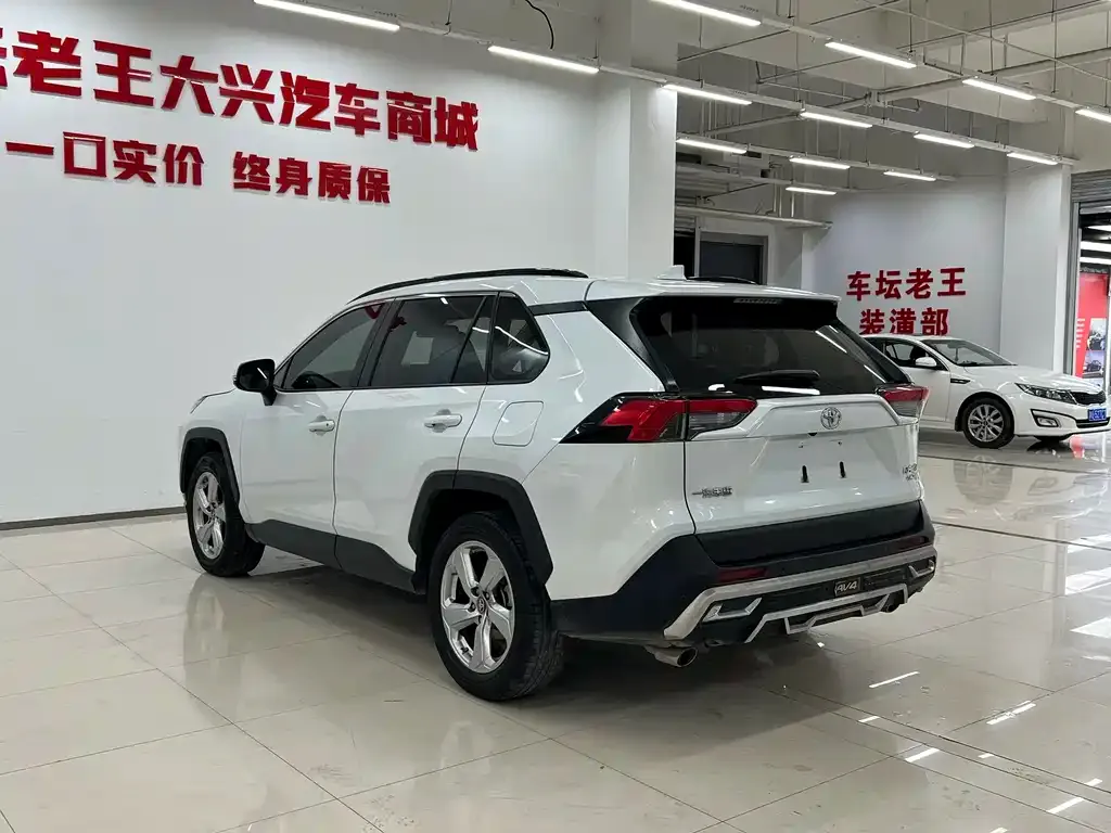 Toyota RAV4 — фото 10